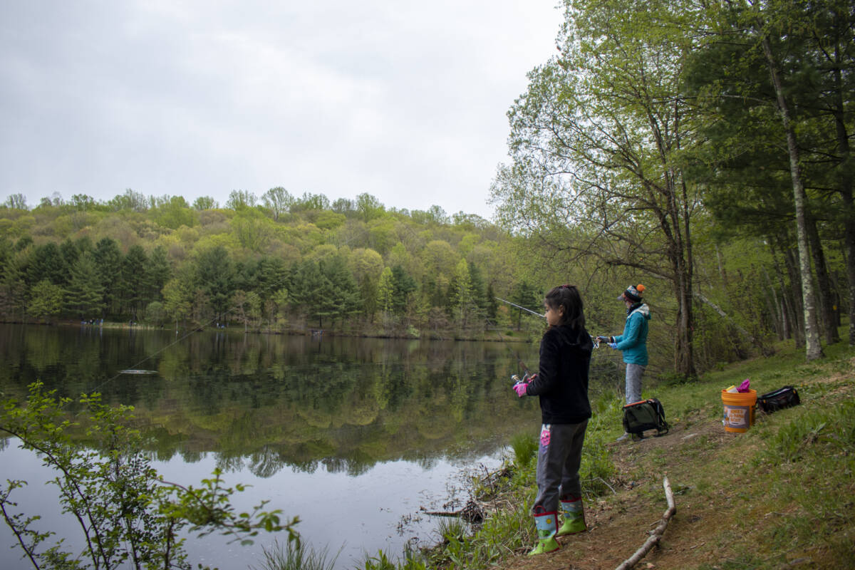 Families bond, meet police officers over fishing at Great Hollow Lake ...