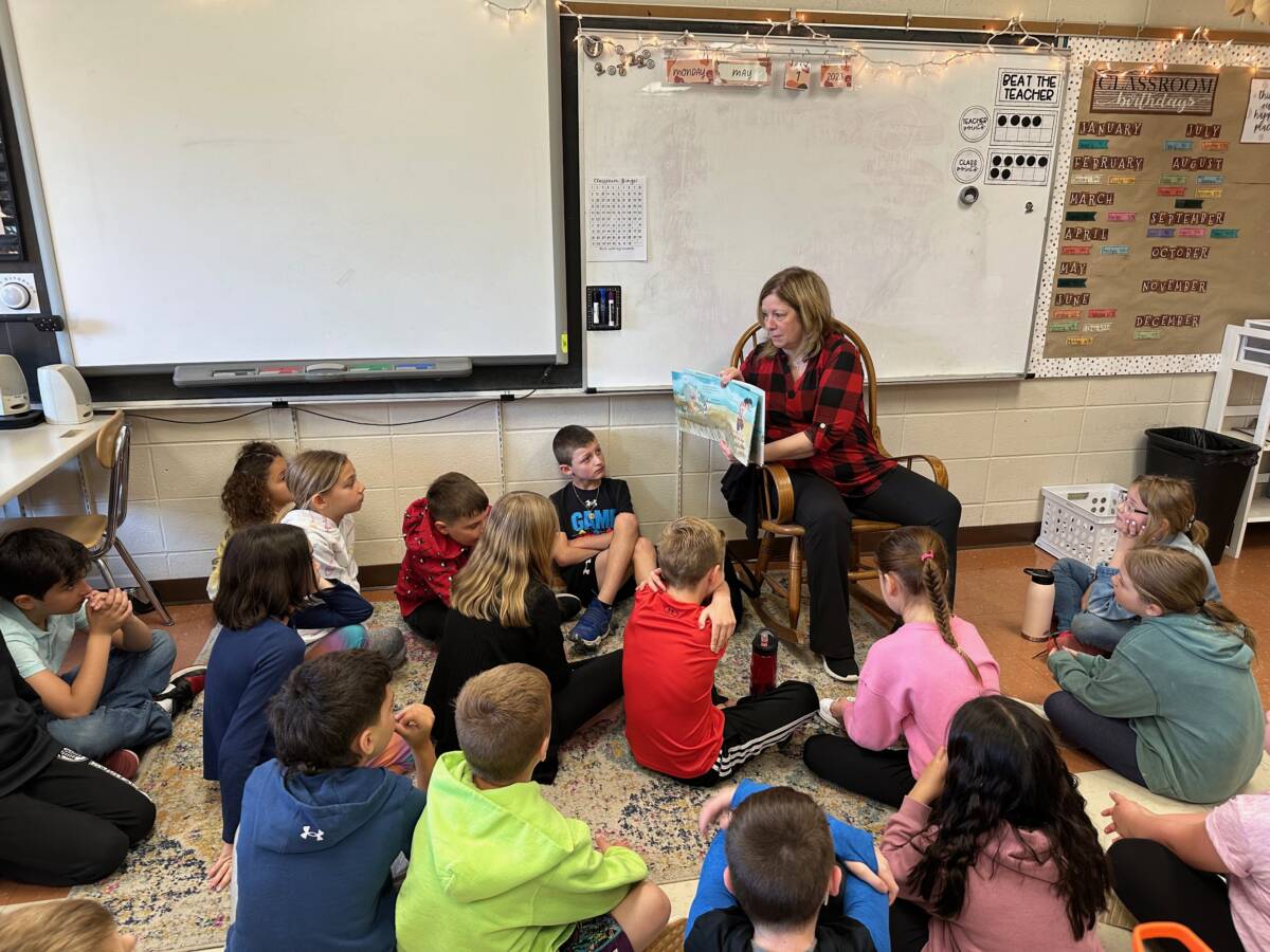 FH Joanne Ruby reading to 3rd grade class