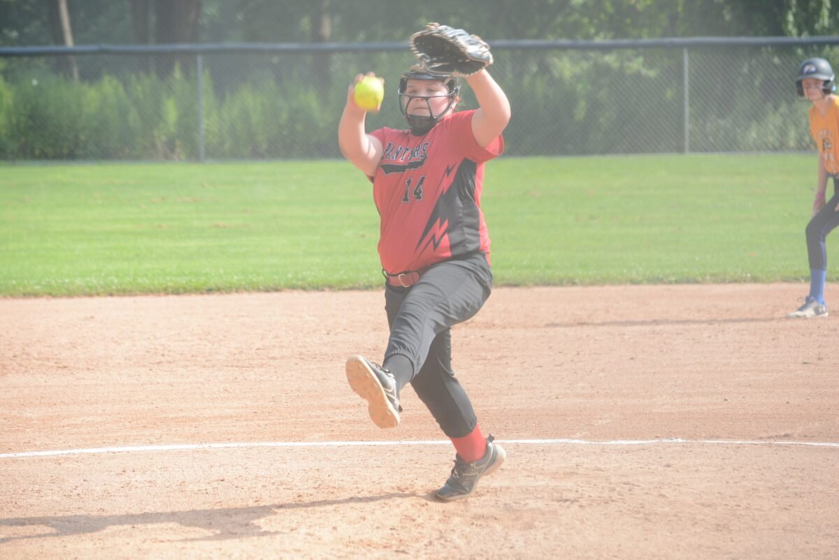 Frankie Hollister throws a pitch.